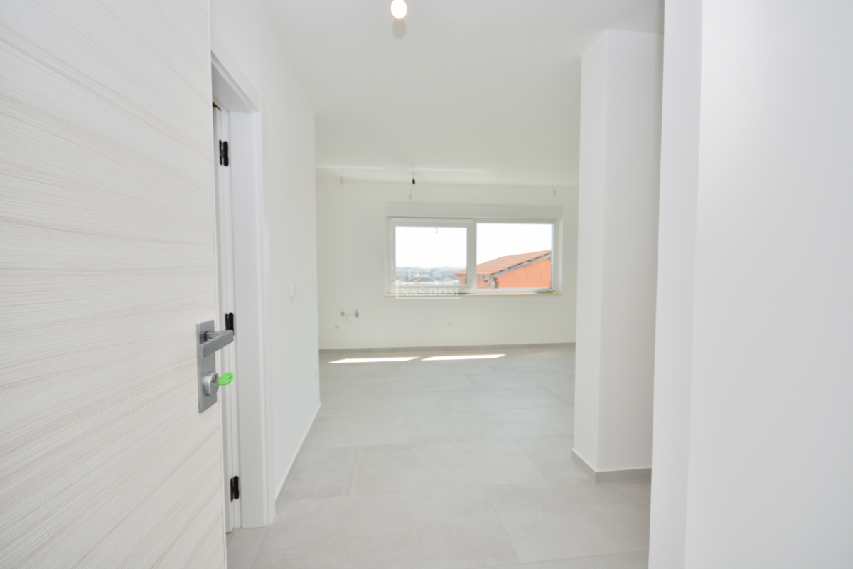 Vodice - Appartamento S3 al primo piano con terrazza sul tetto, vista mare