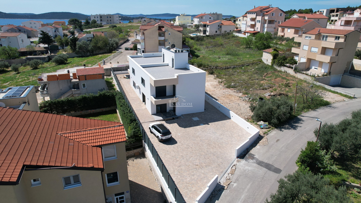 Vodice - Appartamento S3 al primo piano con terrazza sul tetto, vista mare