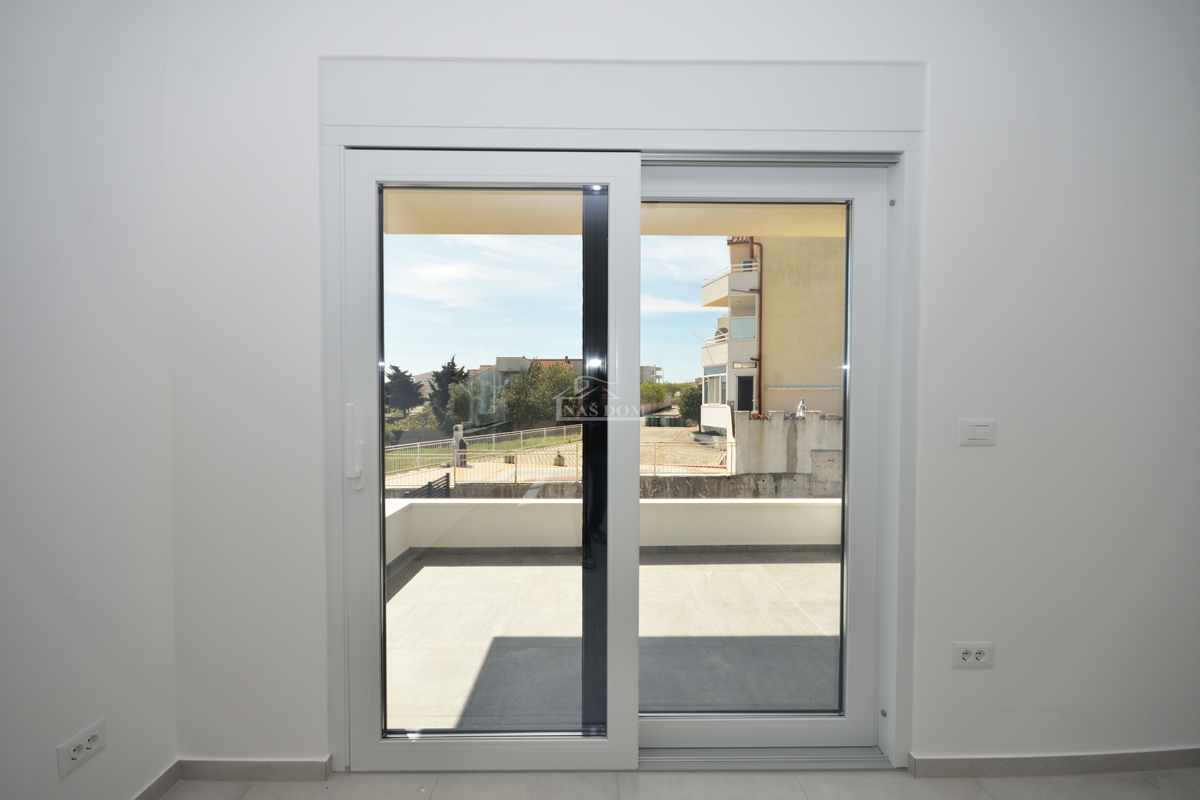 Vodice - Appartamento S3 al primo piano con terrazza sul tetto, vista mare