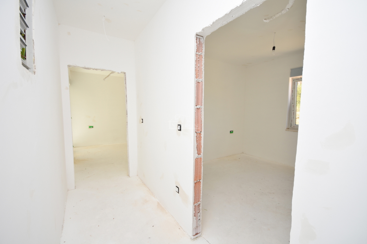 Vodice - Appartamento S3 al primo piano con terrazza sul tetto, vista mare