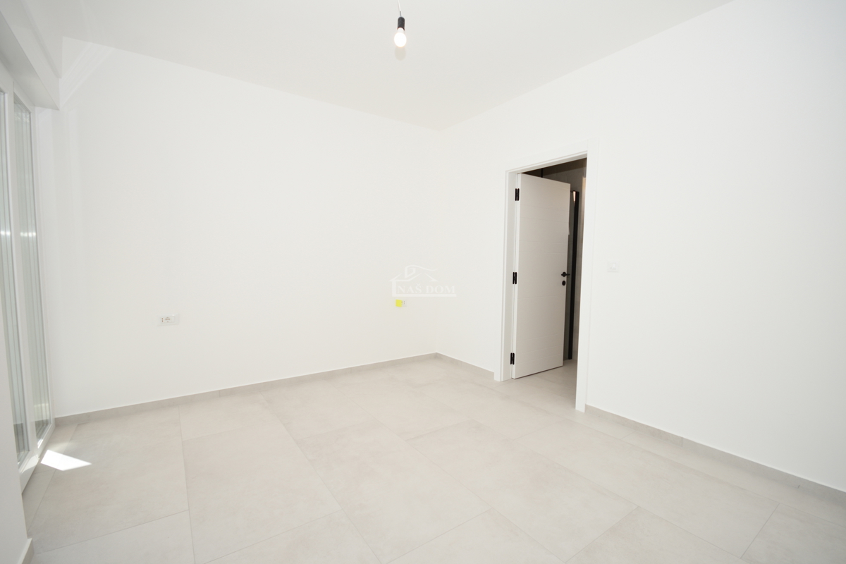 Vodice - Appartamento S3 al primo piano con terrazza sul tetto, vista mare