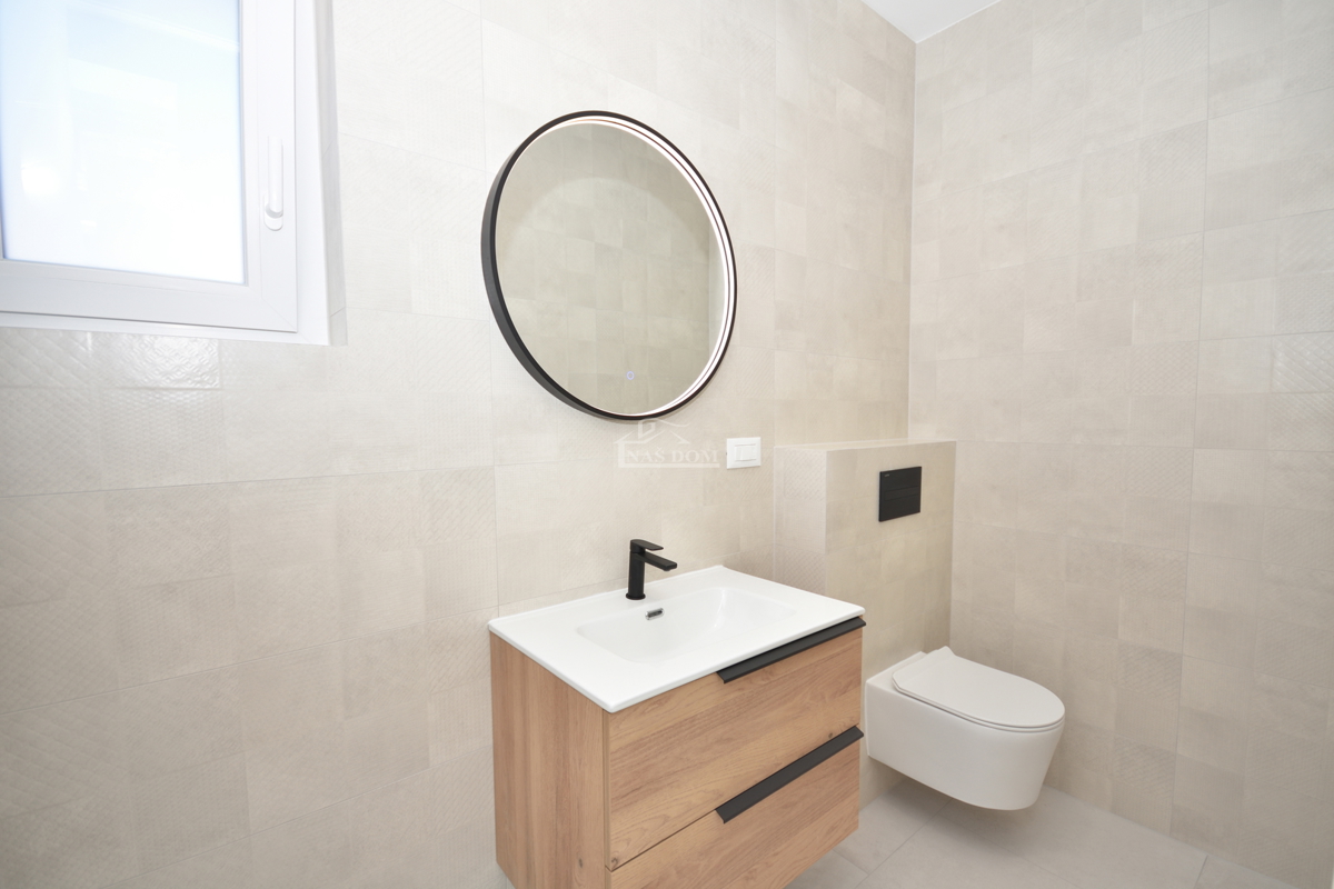 Vodice - Appartamento S3 al primo piano con terrazza sul tetto, vista mare