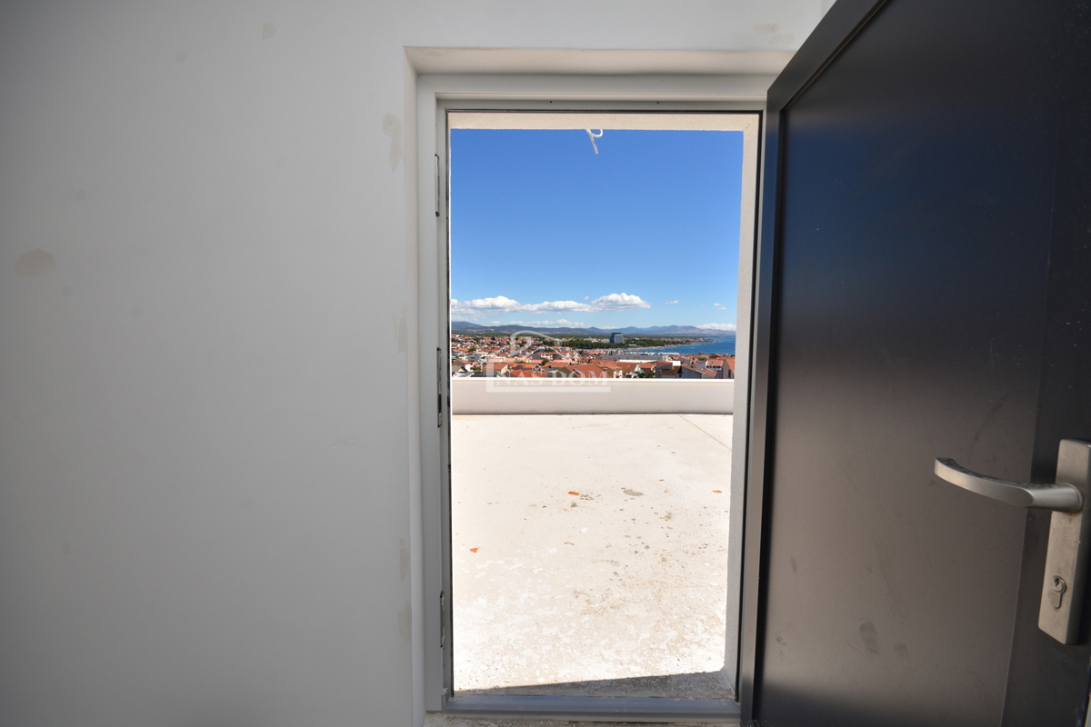 Vodice - Appartamento S3 al primo piano con terrazza sul tetto, vista mare