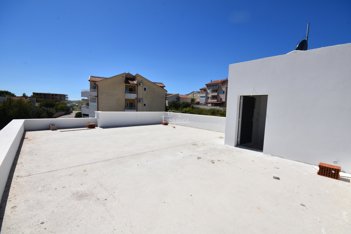 Vodice - Appartamento S3 al primo piano con terrazza sul tetto, vista mare