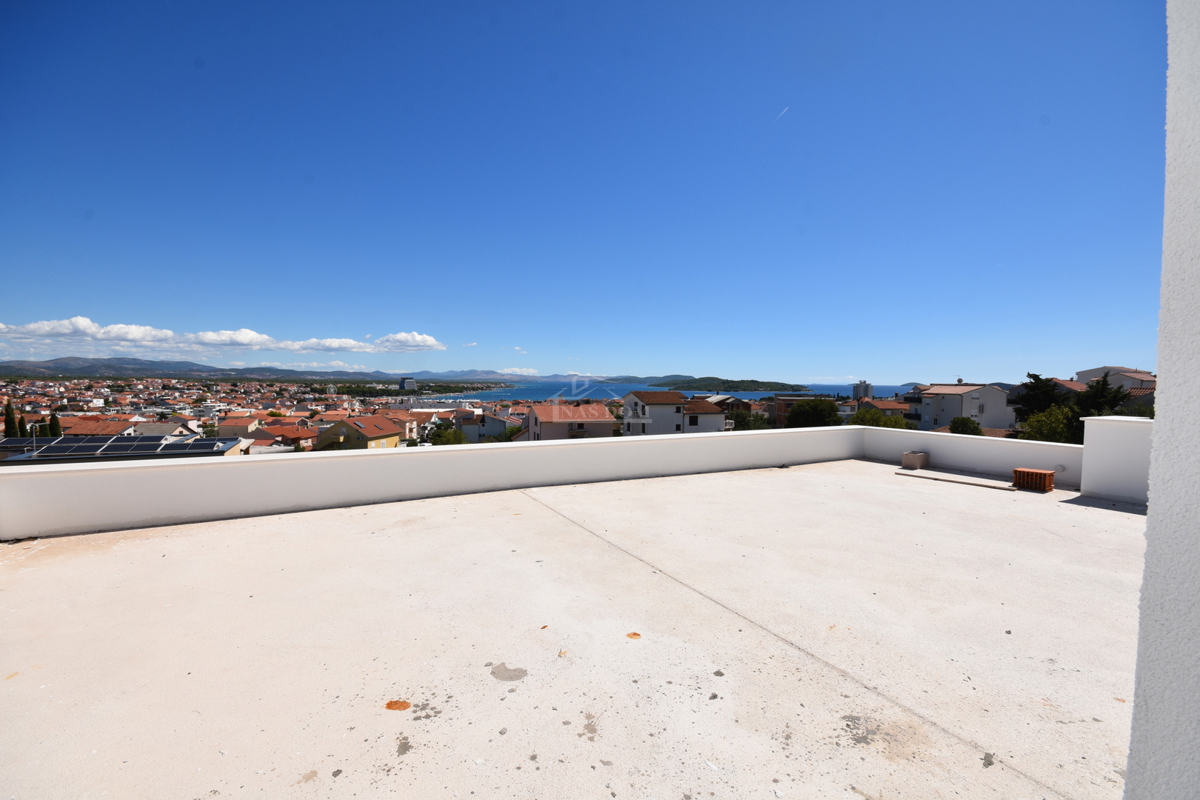 Vodice - Appartamento S3 al primo piano con terrazza sul tetto, vista mare
