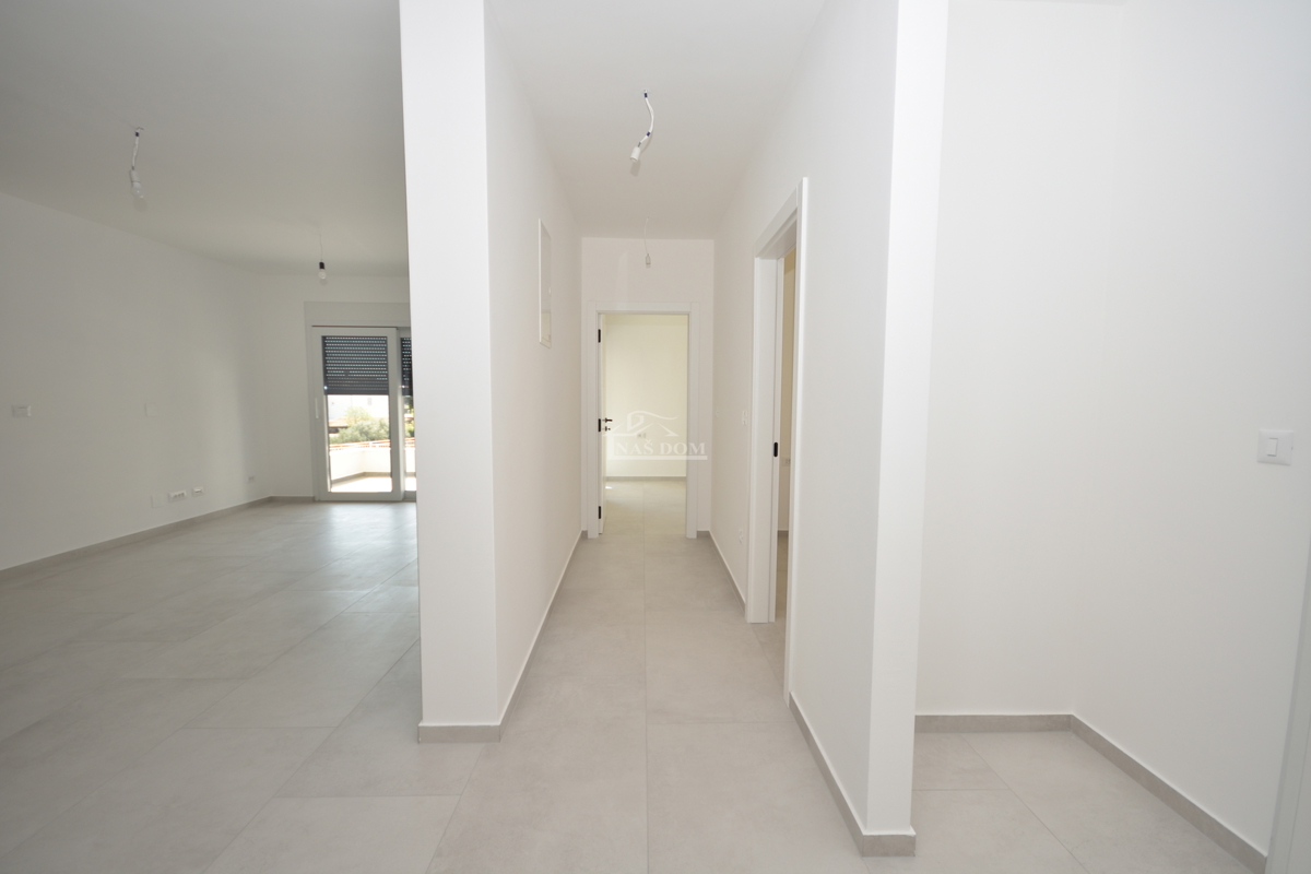 Vodice - Appartamento S3 al primo piano con terrazza sul tetto, vista mare