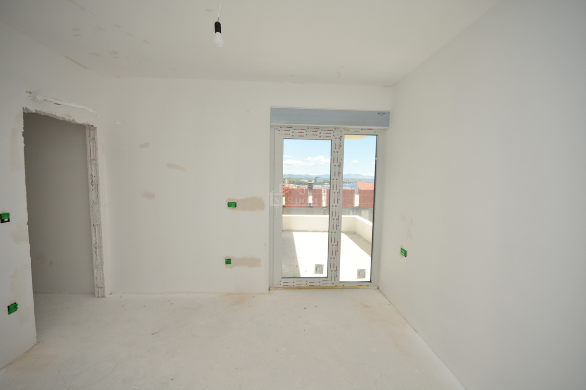 Vodice - Appartamento S3 al primo piano con terrazza sul tetto, vista mare