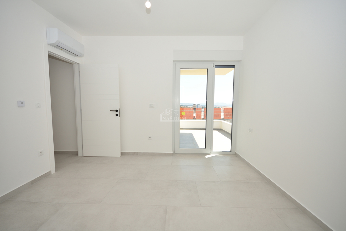 Vodice - Appartamento S3 al primo piano con terrazza sul tetto, vista mare