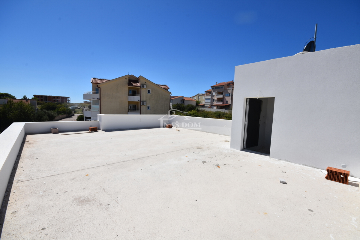 Vodice - Appartamento S3 al primo piano con terrazza sul tetto, vista mare