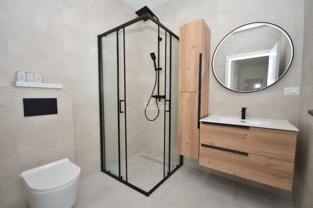 Vodice - Appartamento S3 al primo piano con terrazza sul tetto, vista mare