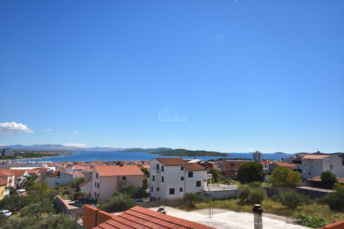 Vodice - Appartamento S3 al primo piano con terrazza sul tetto, vista mare