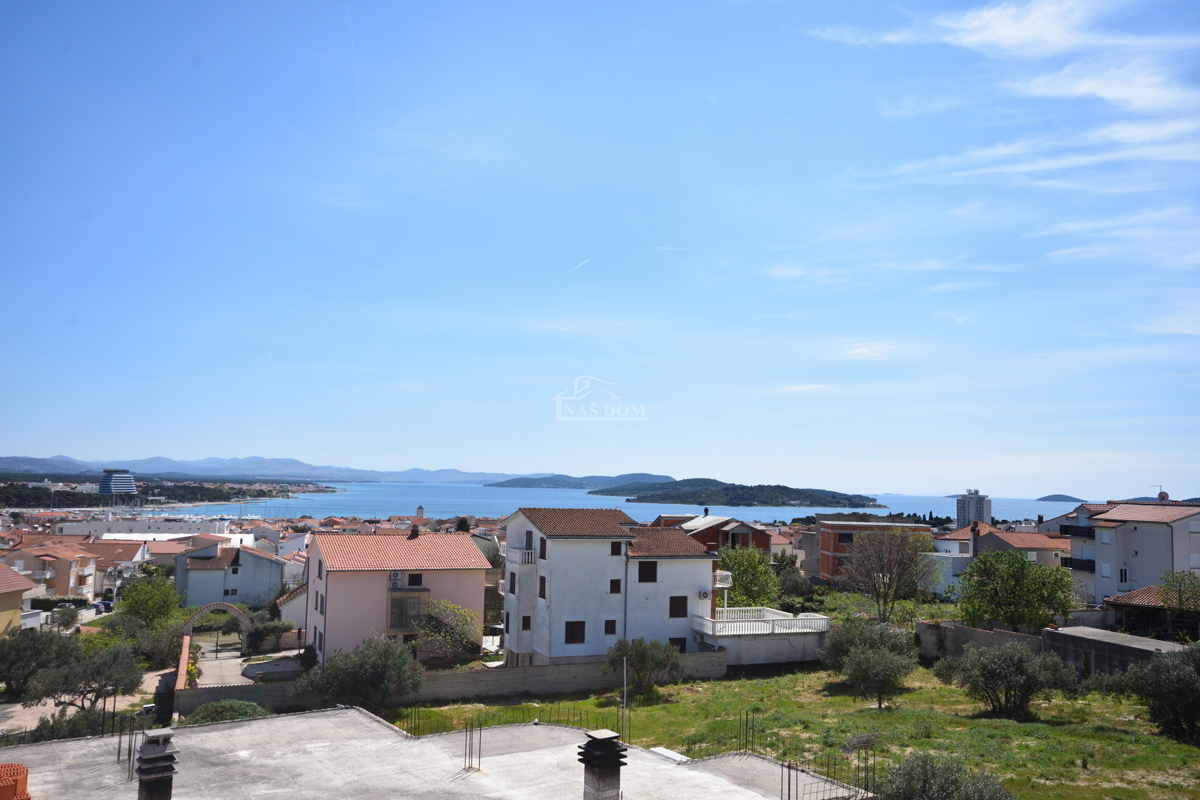 Vodice - Appartamento S3 al primo piano con terrazza sul tetto, vista mare
