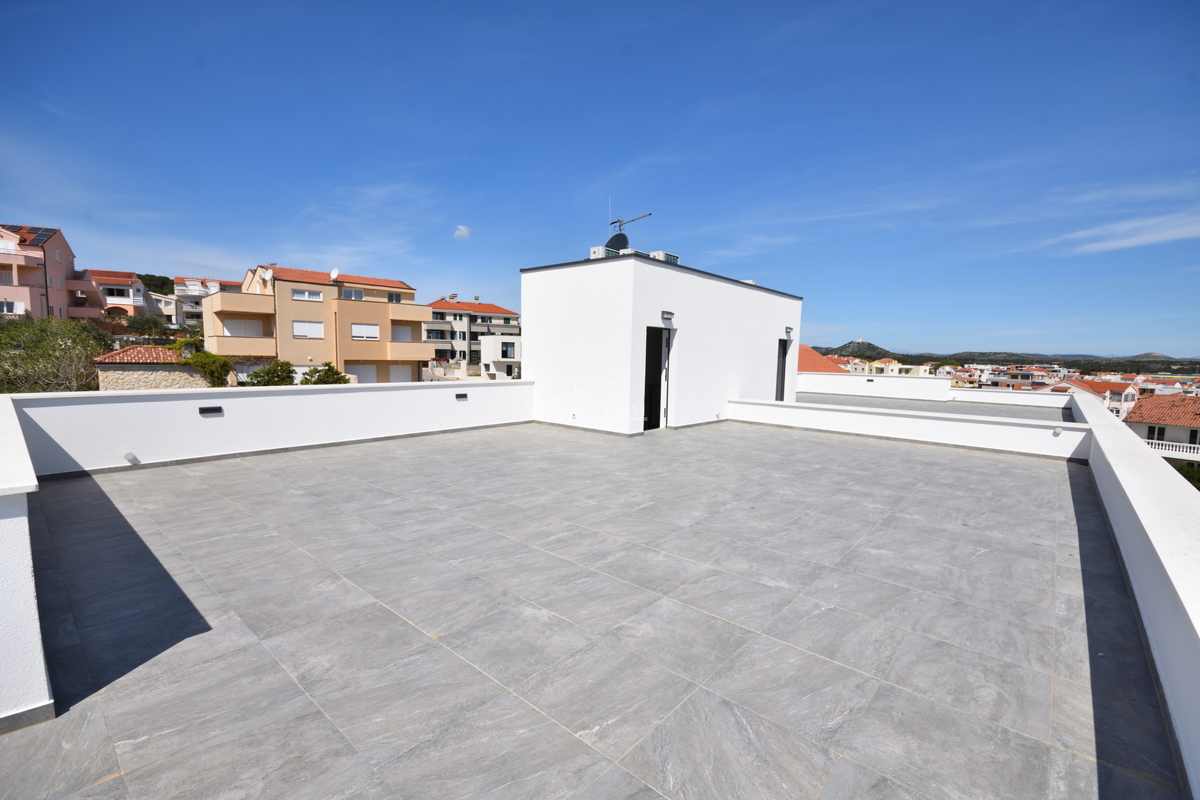 Vodice - Appartamento S3 al primo piano con terrazza sul tetto, vista mare