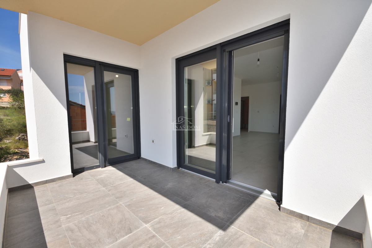 Vodice - Appartamento S3 al primo piano con terrazza sul tetto, vista mare