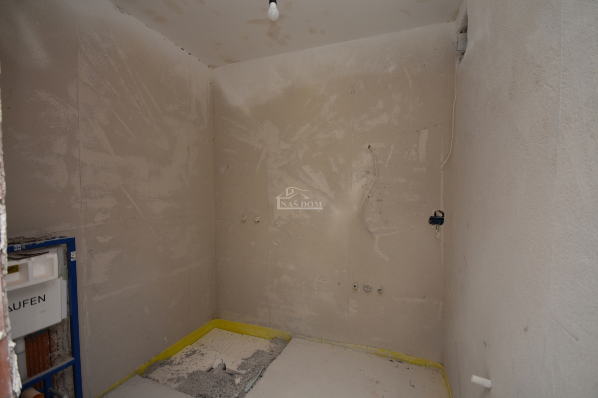 Vodice - Appartamento S3 al primo piano con terrazza sul tetto, vista mare