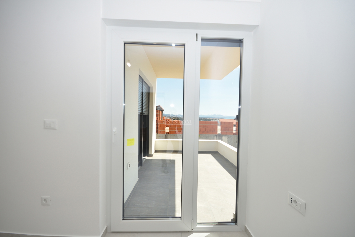 Vodice - Appartamento S3 al primo piano con terrazza sul tetto, vista mare