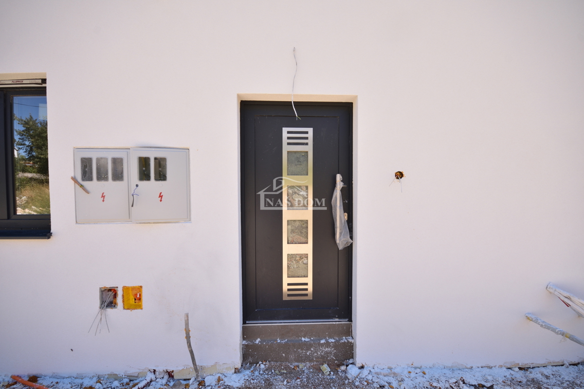 Vodice - Appartamento S3 al primo piano con terrazza sul tetto, vista mare