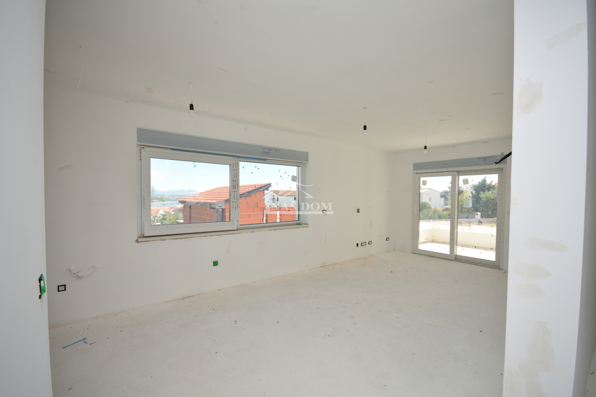 Vodice - Appartamento S3 al primo piano con terrazza sul tetto, vista mare