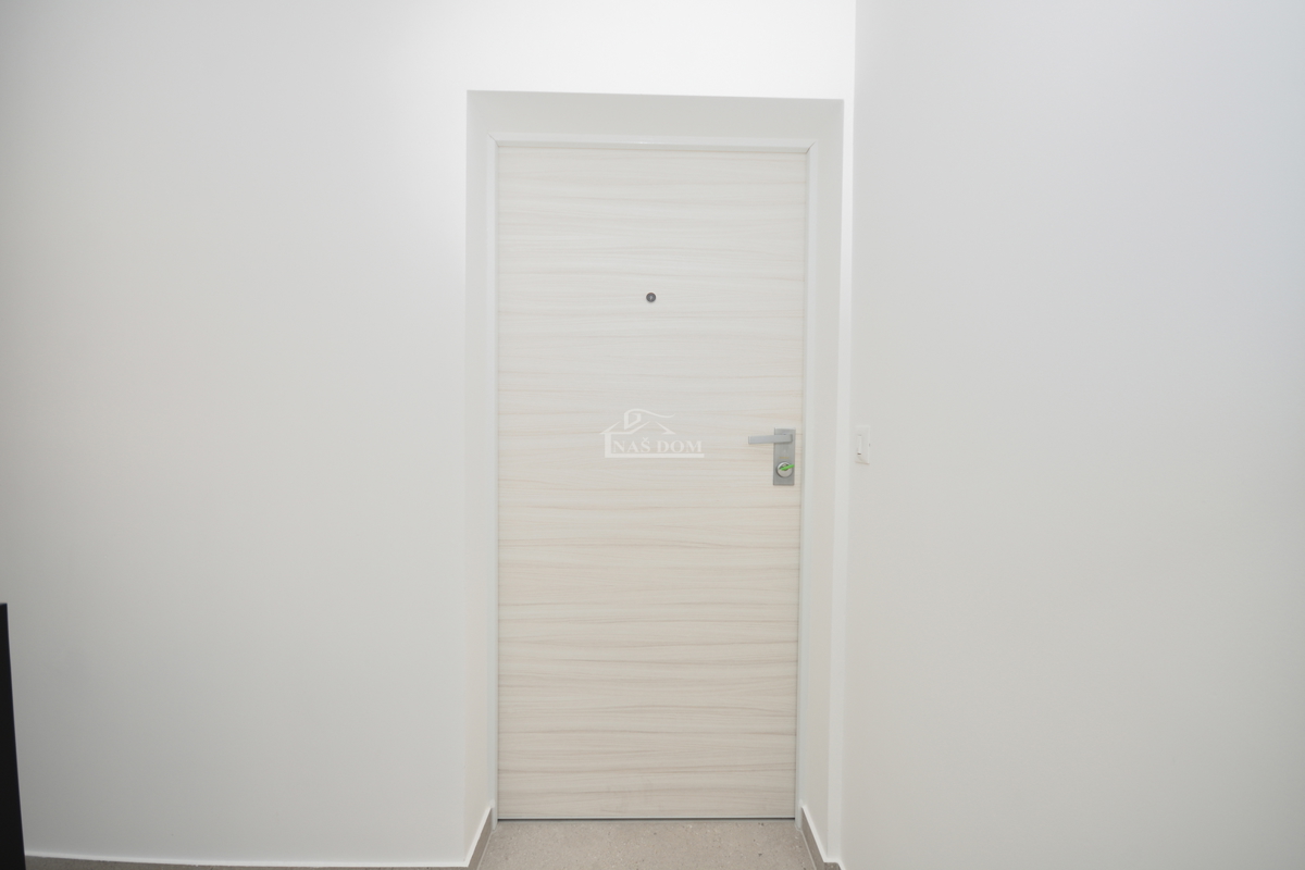 Vodice - Appartamento S3 al primo piano con terrazza sul tetto, vista mare