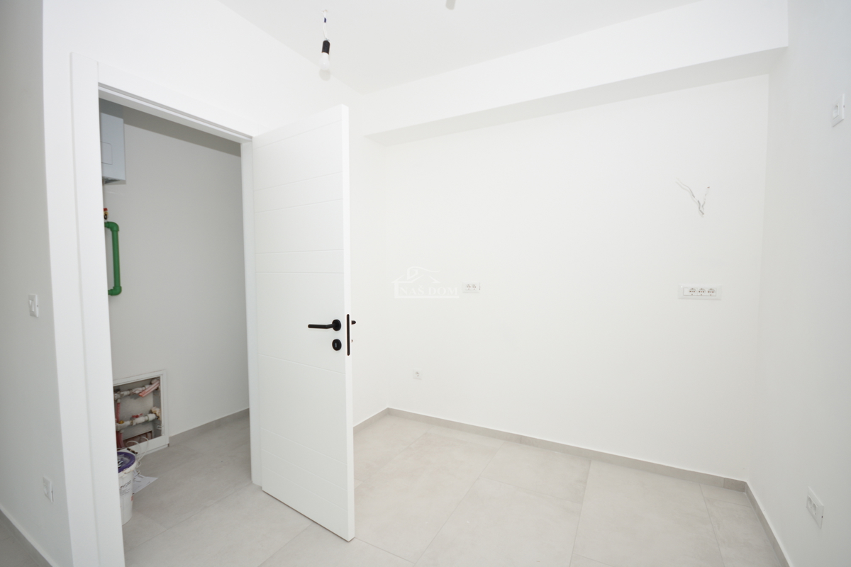 Vodice - Appartamento S3 al primo piano con terrazza sul tetto, vista mare