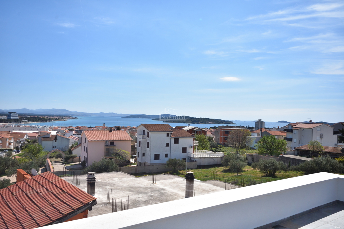 Vodice - Appartamento S3 al primo piano con terrazza sul tetto, vista mare