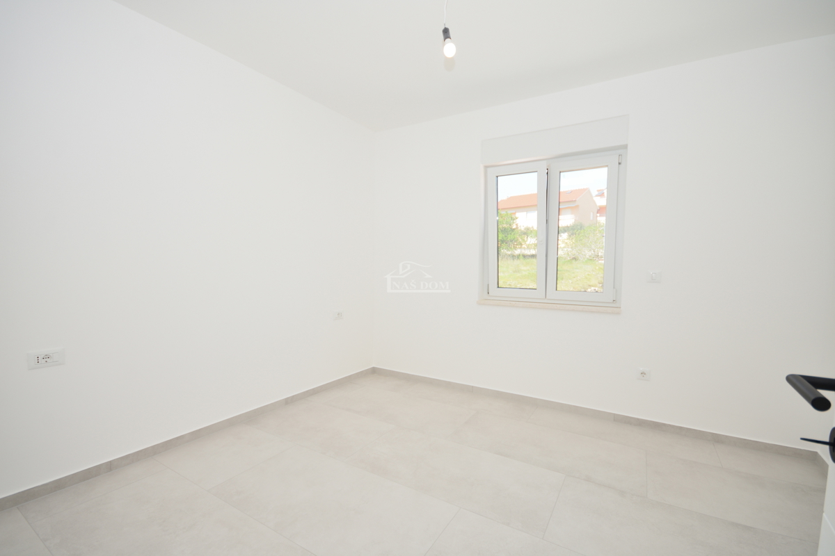 Vodice - Appartamento S3 al primo piano con terrazza sul tetto, vista mare