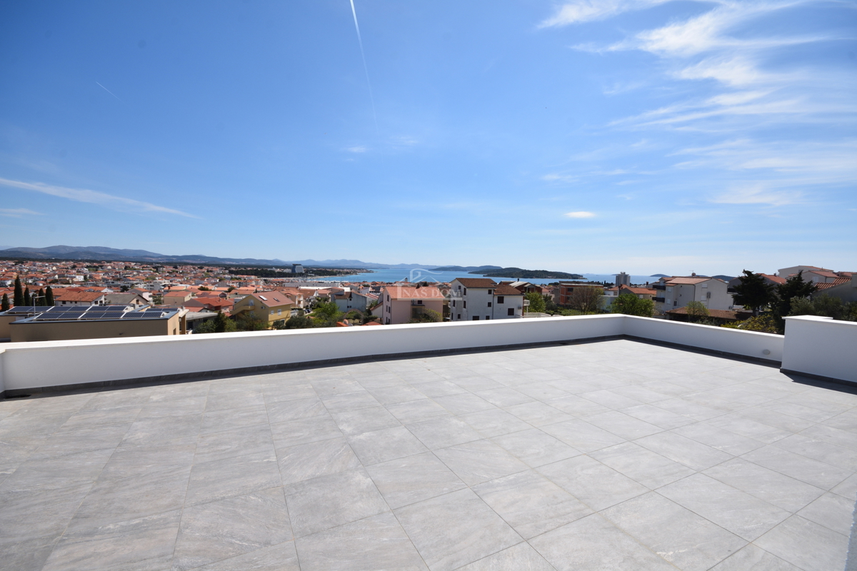 Vodice - Appartamento S3 al primo piano con terrazza sul tetto, vista mare