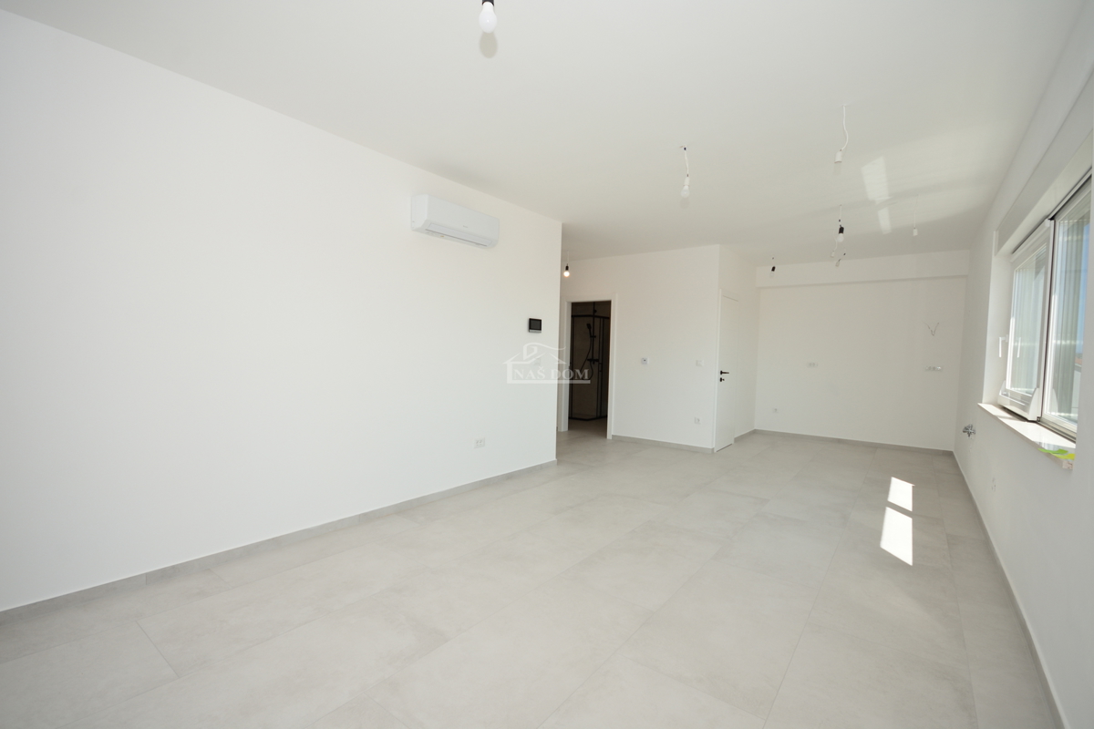 Vodice - Appartamento S3 al primo piano con terrazza sul tetto, vista mare