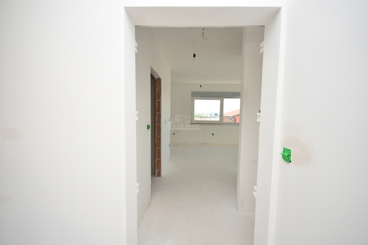 Vodice - Appartamento S3 al primo piano con terrazza sul tetto, vista mare