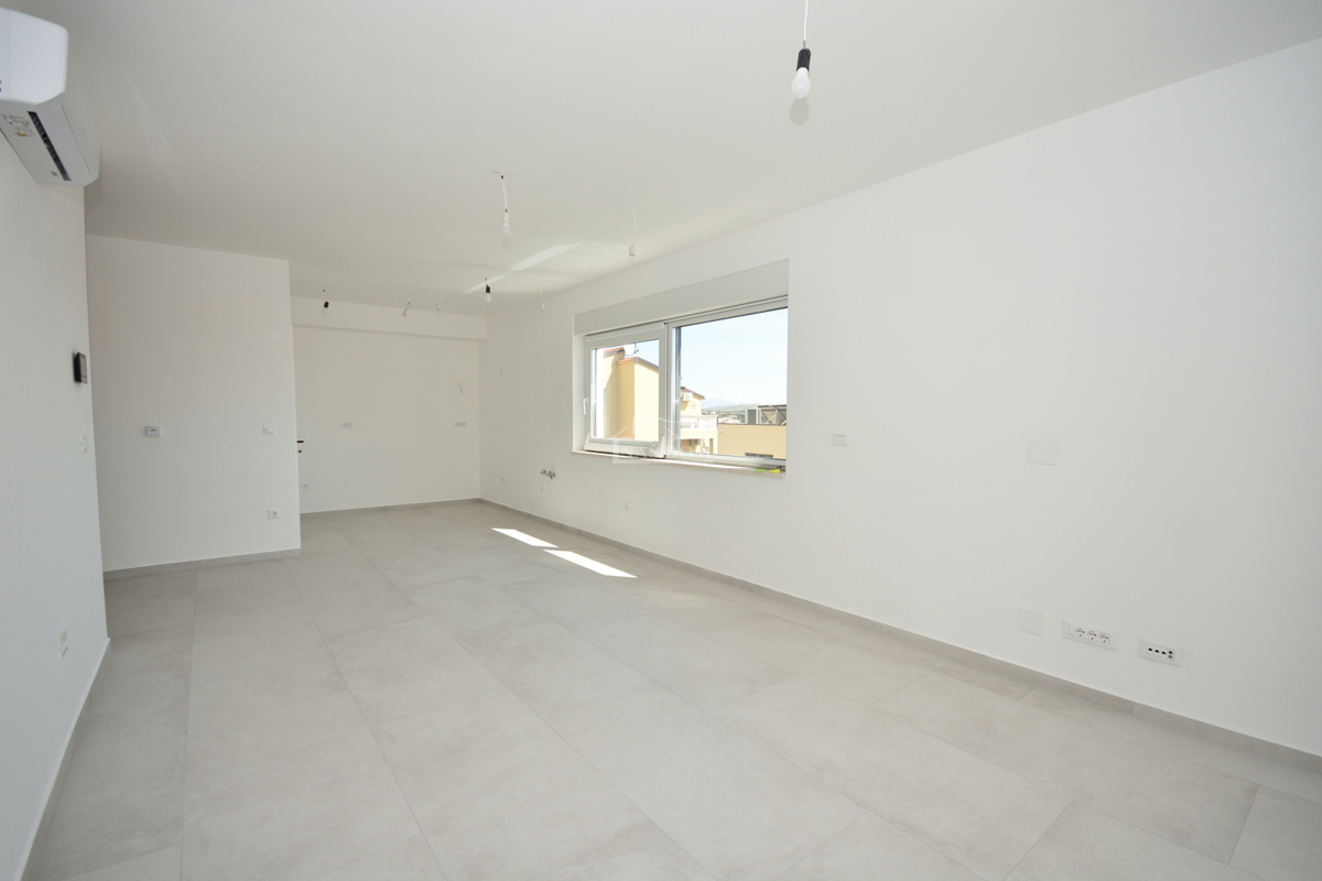 Vodice - Appartamento S3 al primo piano con terrazza sul tetto, vista mare