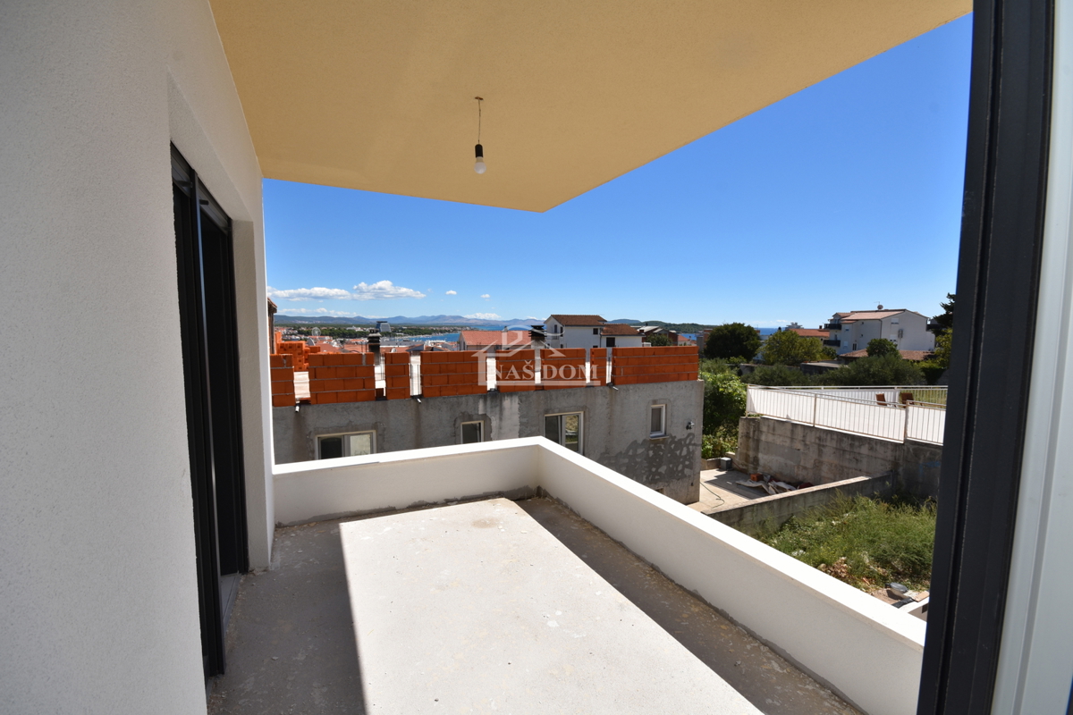 Vodice - Appartamento S3 al primo piano con terrazza sul tetto, vista mare