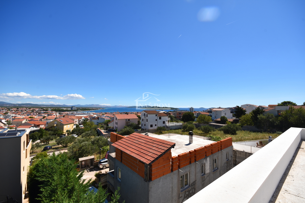 Vodice - Appartamento S3 al primo piano con terrazza sul tetto, vista mare