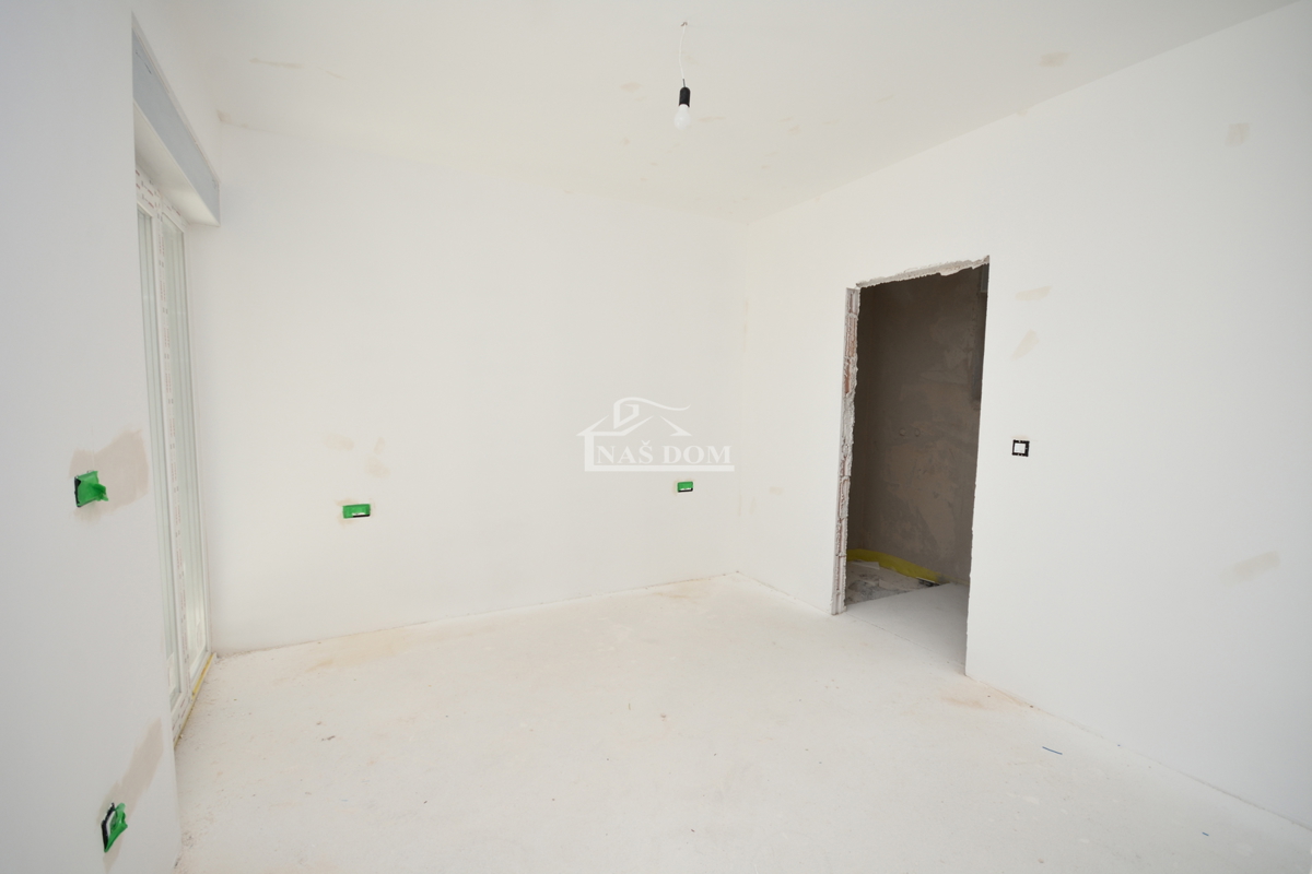 Vodice - Appartamento S3 al primo piano con terrazza sul tetto, vista mare