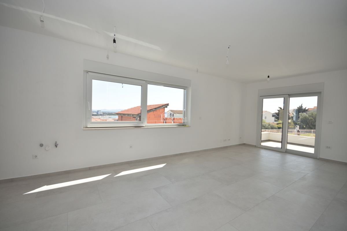 Vodice - Appartamento S3 al primo piano con terrazza sul tetto, vista mare