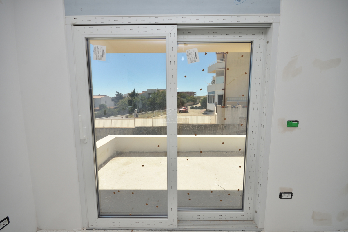 Vodice - Appartamento S3 al primo piano con terrazza sul tetto, vista mare