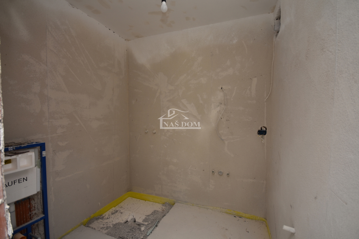 Vodice - Appartamento S3 al primo piano con terrazza sul tetto, vista mare