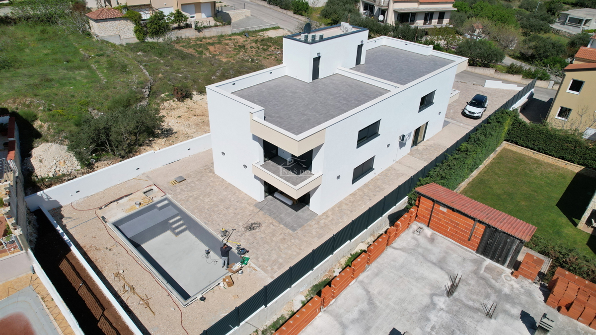 Vodice - Appartamento S3 al primo piano con terrazza sul tetto, vista mare