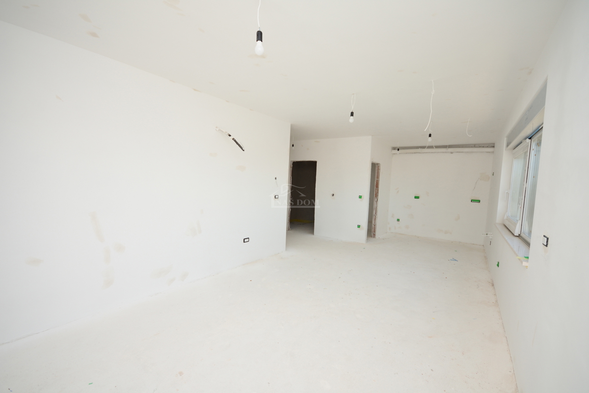 Vodice - Appartamento S3 al primo piano con terrazza sul tetto, vista mare