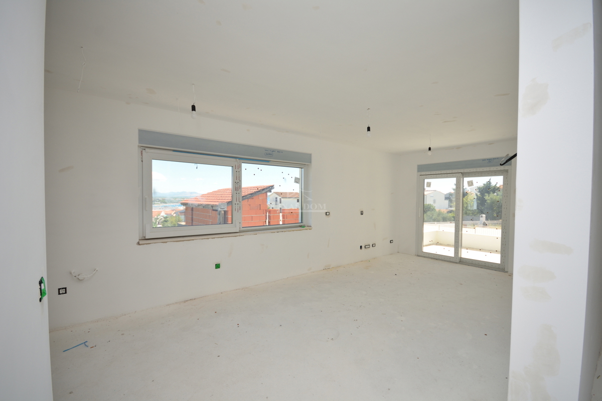 Vodice - Appartamento S3 al primo piano con terrazza sul tetto, vista mare