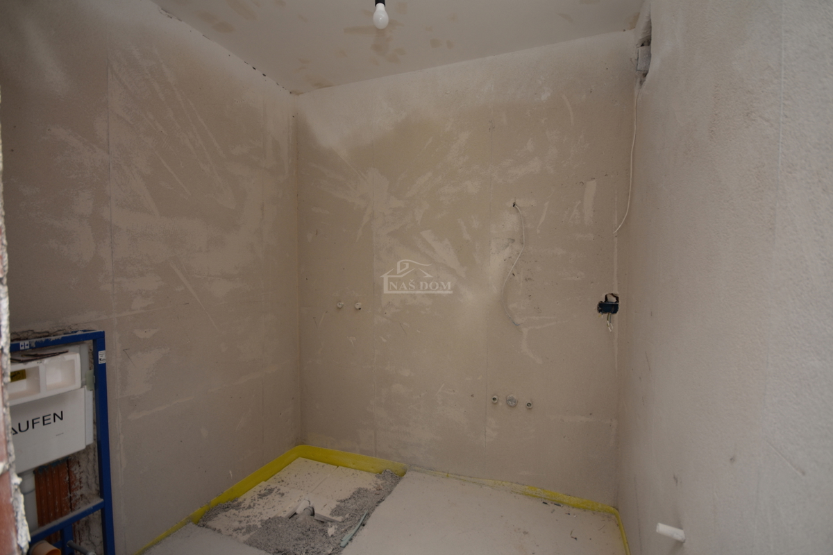 Vodice - Appartamento S3 al primo piano con terrazza sul tetto, vista mare