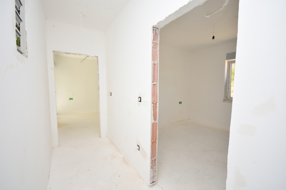 Vodice - Appartamento S3 al primo piano con terrazza sul tetto, vista mare