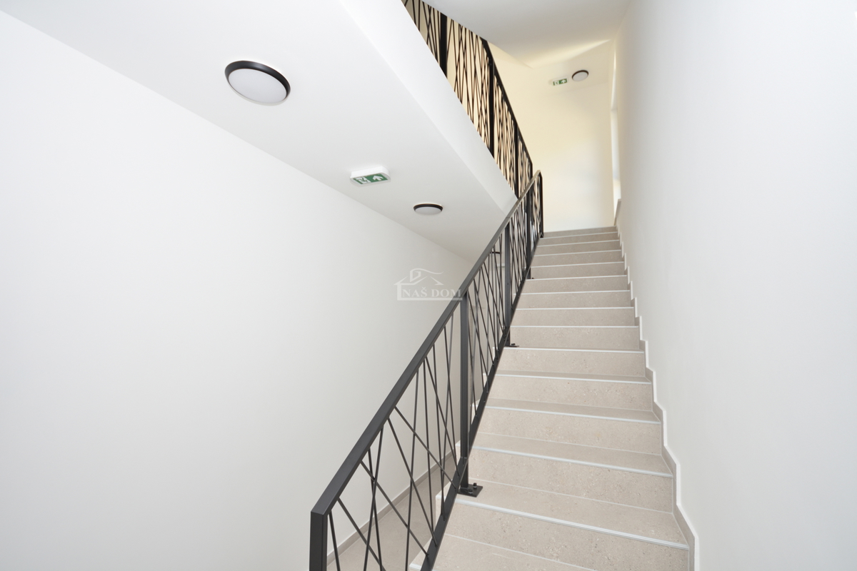 Vodice - Appartamento S3 al primo piano con terrazza sul tetto, vista mare