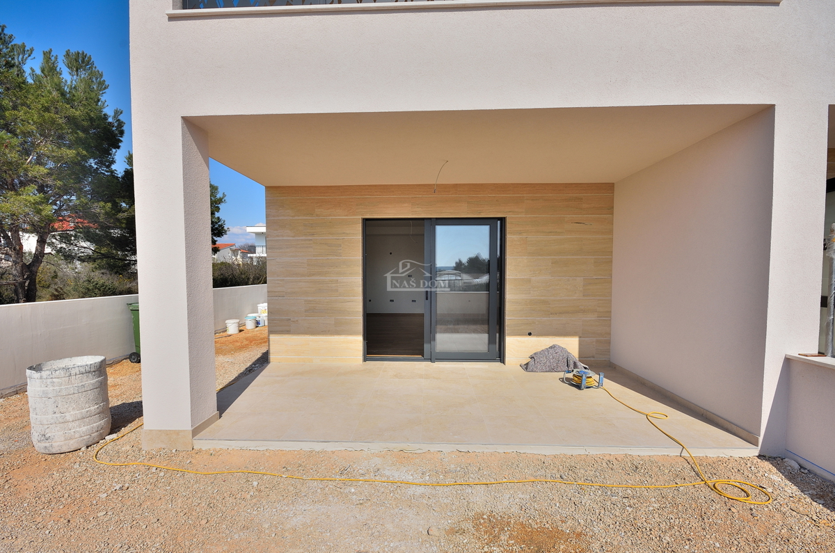 Vodice - appartamento con giardino in posizione tranquilla