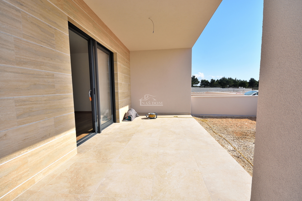 Vodice - appartamento con giardino in posizione tranquilla