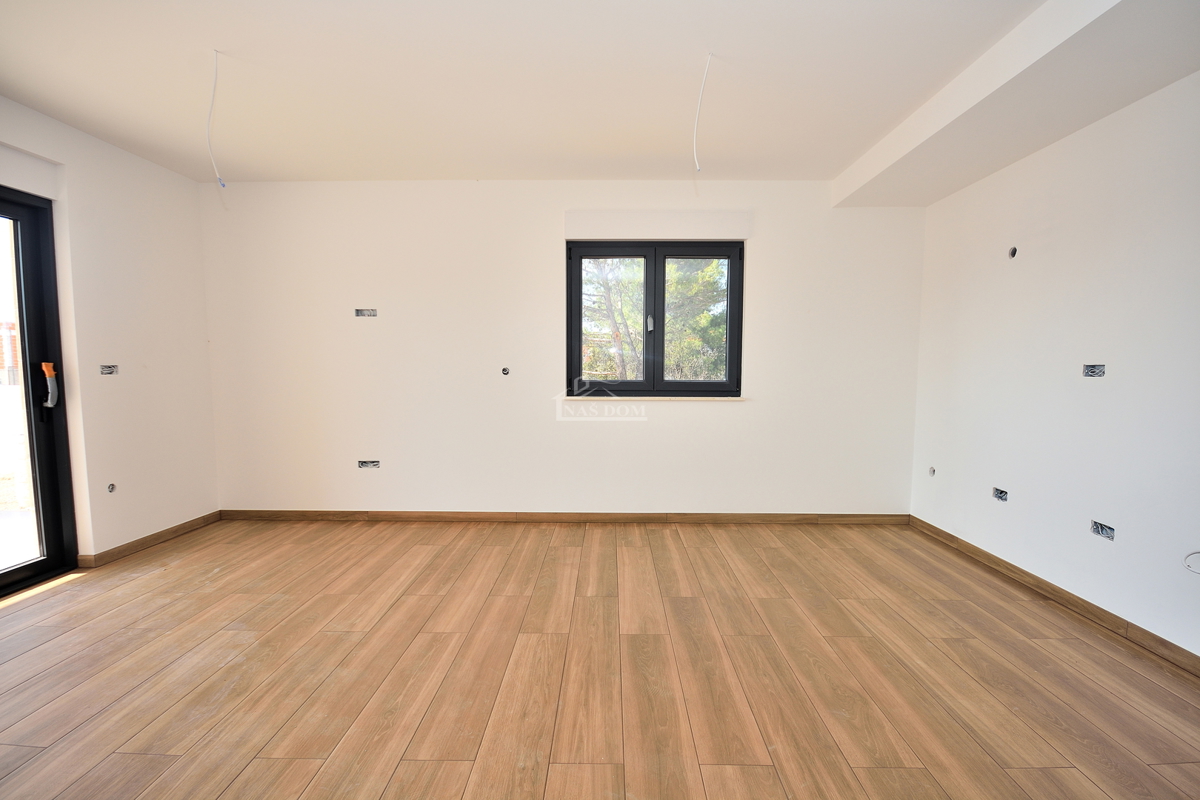 Vodice - appartamento con giardino in posizione tranquilla