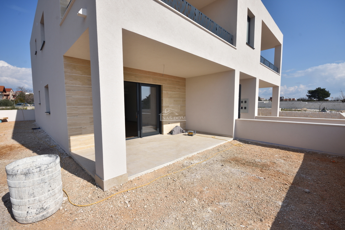 Vodice - appartamento con giardino in posizione tranquilla