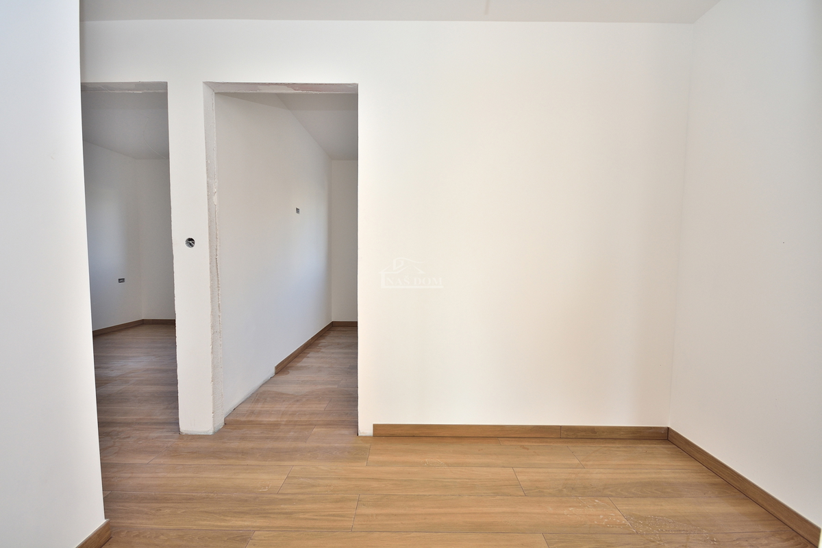 Vodice - appartamento con giardino in posizione tranquilla