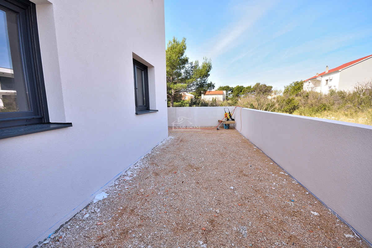 Vodice - appartamento con giardino in posizione tranquilla