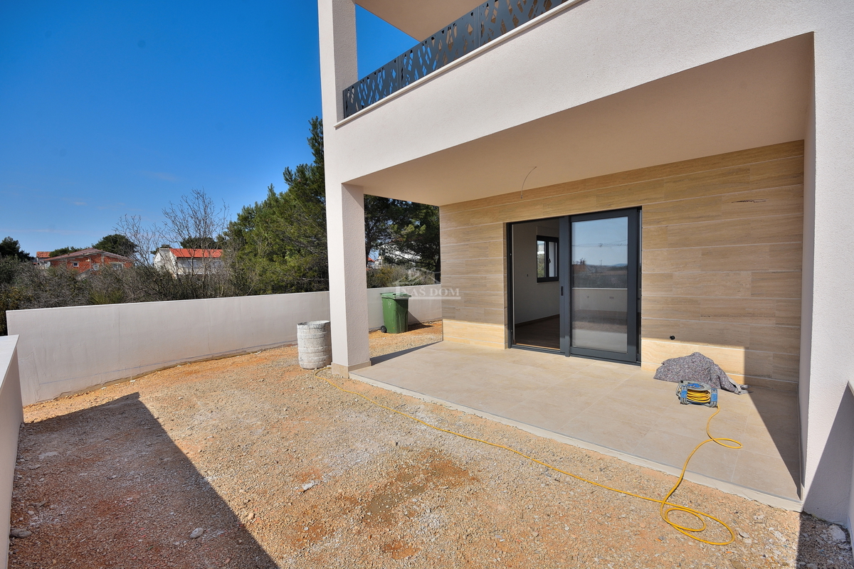 Vodice - appartamento con giardino in posizione tranquilla