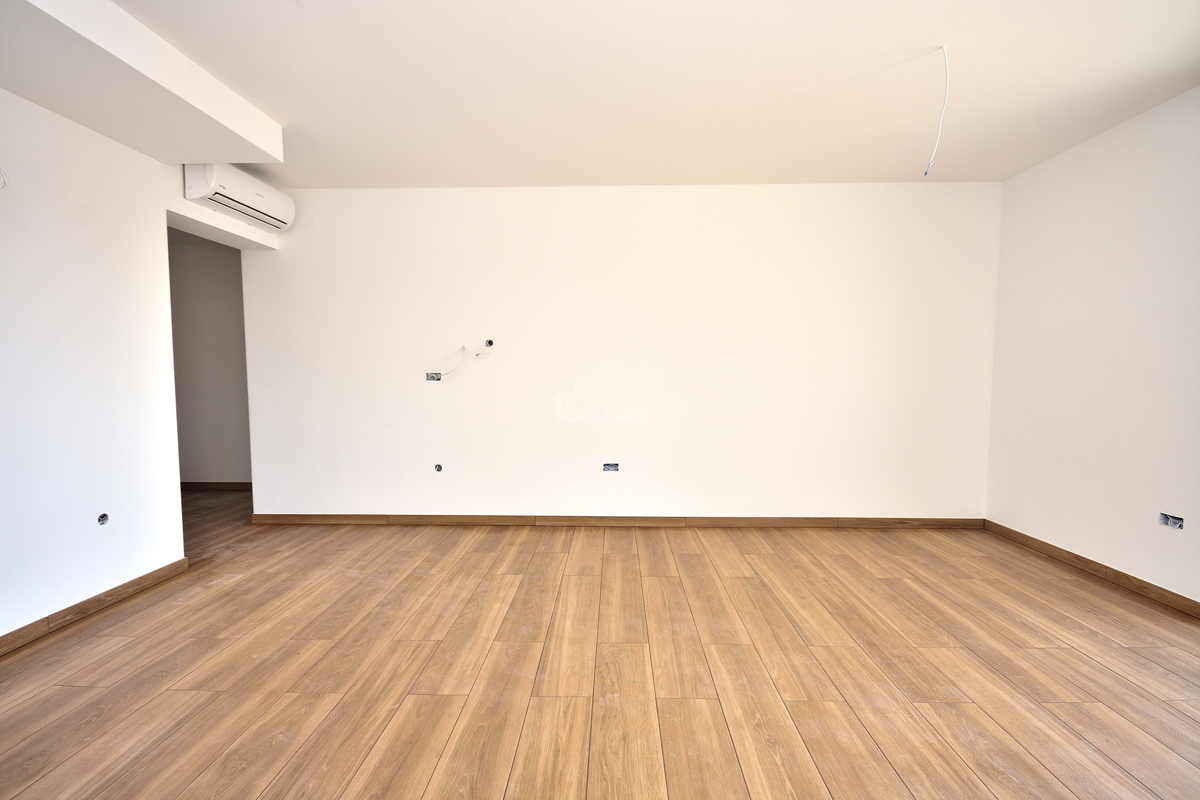 Vodice - appartamento con giardino in posizione tranquilla